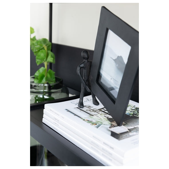 Porta Retrato Com Figura Segurando Moldura Em Aluminio