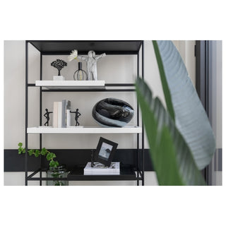 Porta Retrato Com Figura Segurando Moldura Em Aluminio