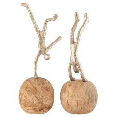 Escultura Figura Na Bola Em Madeira 15x30cm Ass2