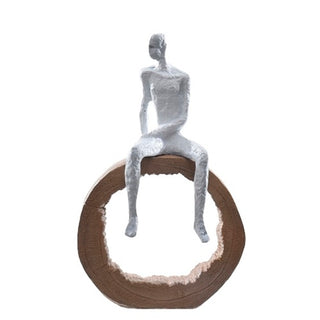 Escultura Homem Sentado No Tronco Branca 34cm