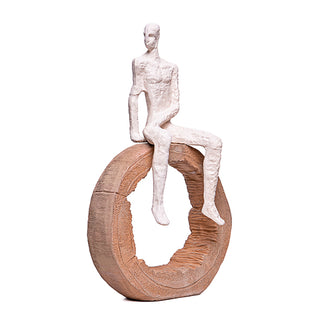Escultura Homem Sentado No Tronco Creme 34cm