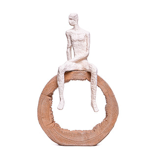 Escultura Homem Sentado No Tronco Creme 34cm
