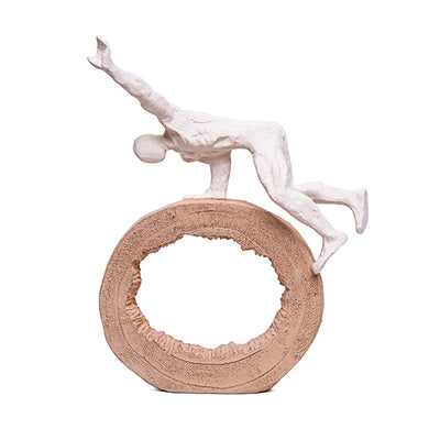 Escultura Homem Ginasta No Tronco Creme 30cm