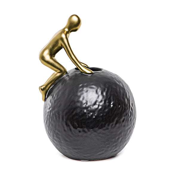 Escultura Figura Na Bola Preta 20cm