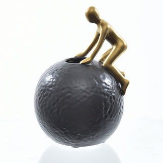 Escultura Figura Na Bola Preta 20cm