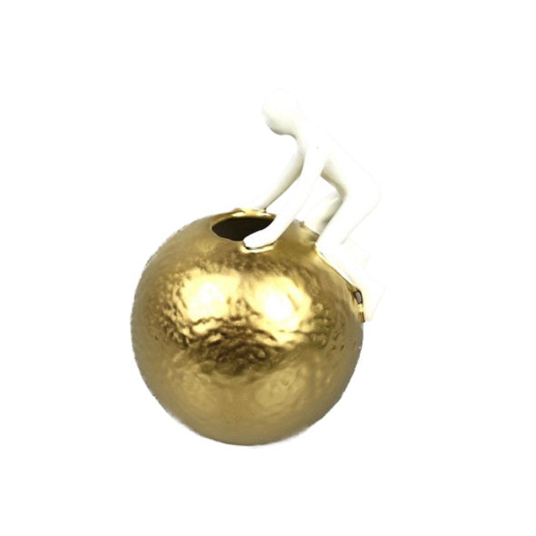 Escultura Figura Na Bola Dourada 20cm