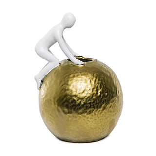 Escultura Figura Na Bola Dourada 20cm