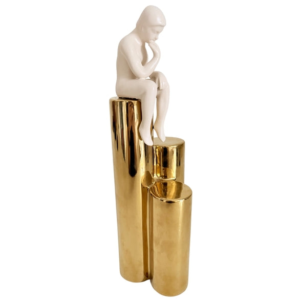 Escultura Figura Nude Sentada Na Base Dourada 35cm