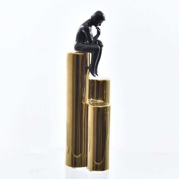 Escultura Figura Sentada Na Base Dourada 35cm