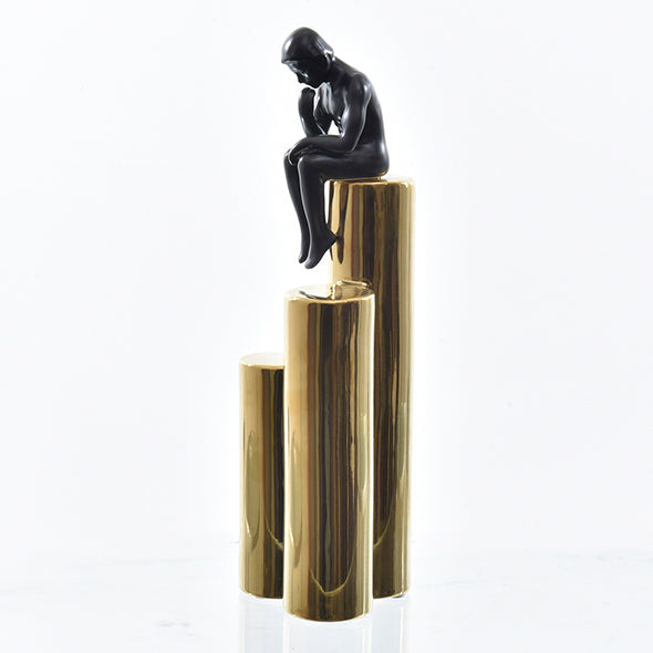 Escultura Figura Sentada Na Base Dourada 35cm