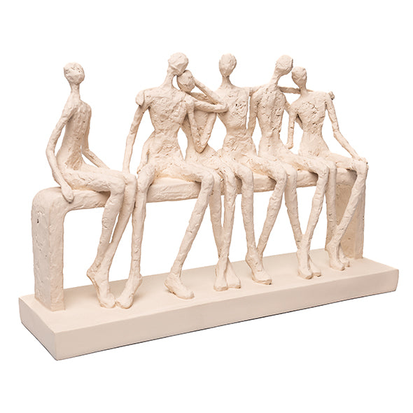 Escultura Figuras Sentadas No Banco Creme 38x25cm