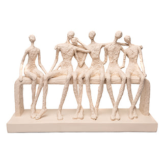 Escultura Figuras Sentadas No Banco Creme 38x25cm