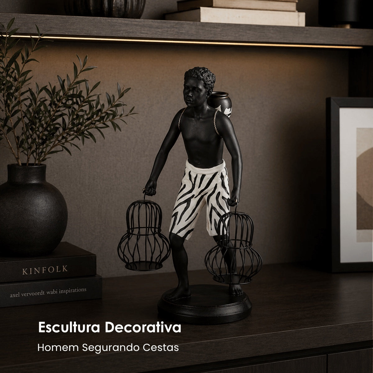 Escultura Homem Segurando Cestas 32cm