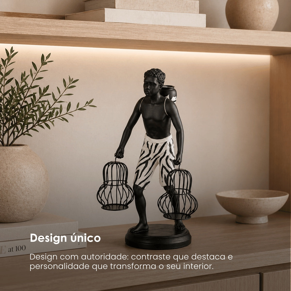 Escultura Homem Segurando Cestas 32cm