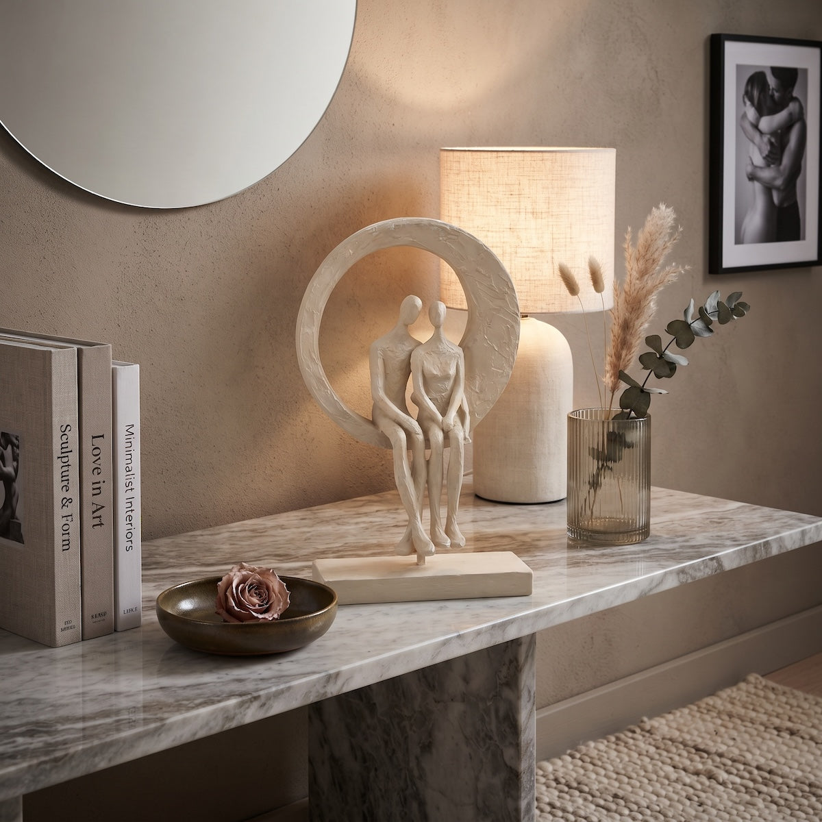 Escultura Casal No Circulo Creme 31cm