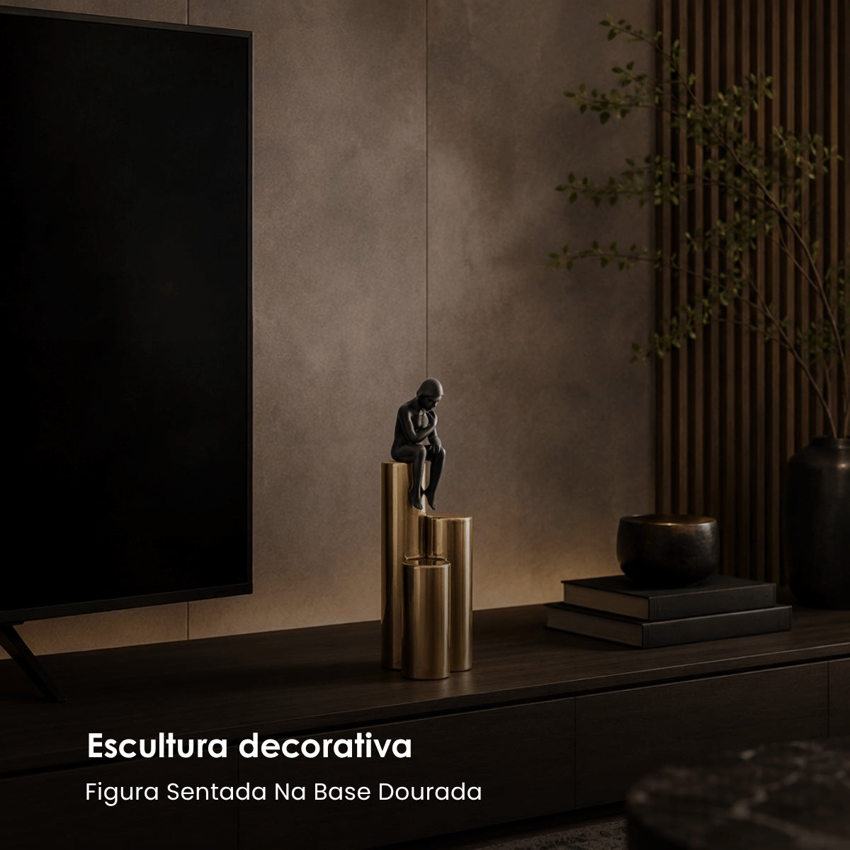Escultura Figura Sentada Na Base Dourada 35cm